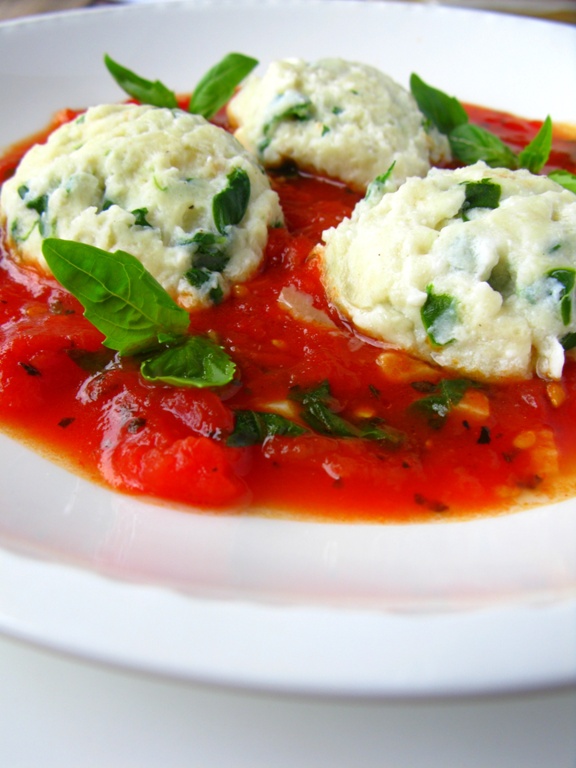 virtiniai su špinatais ir ricotta pomidorų bei bazilikų padaže. malfatti