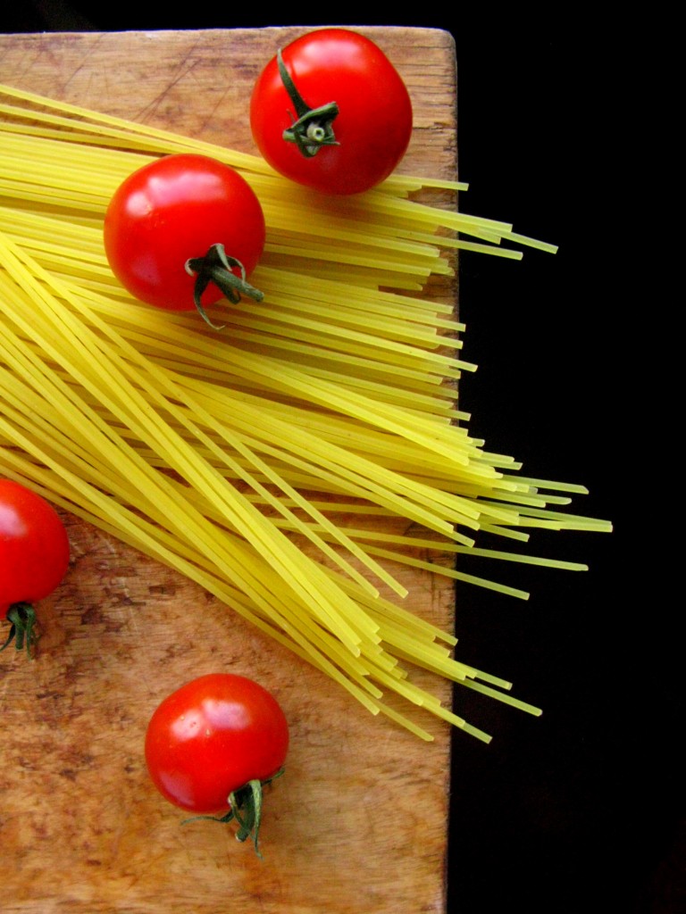 spaghetti su pomidorais bazilikais cesnakais