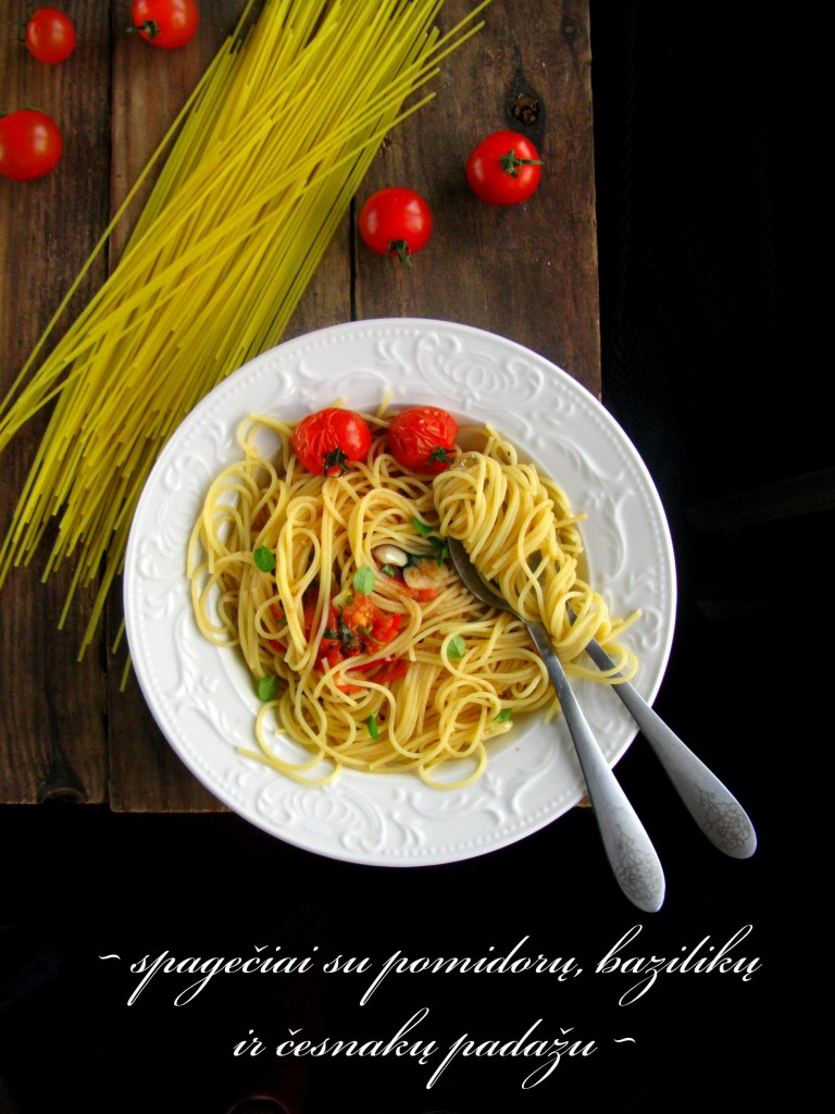 spaghetti su pomidorais bazilikais cesnakais
