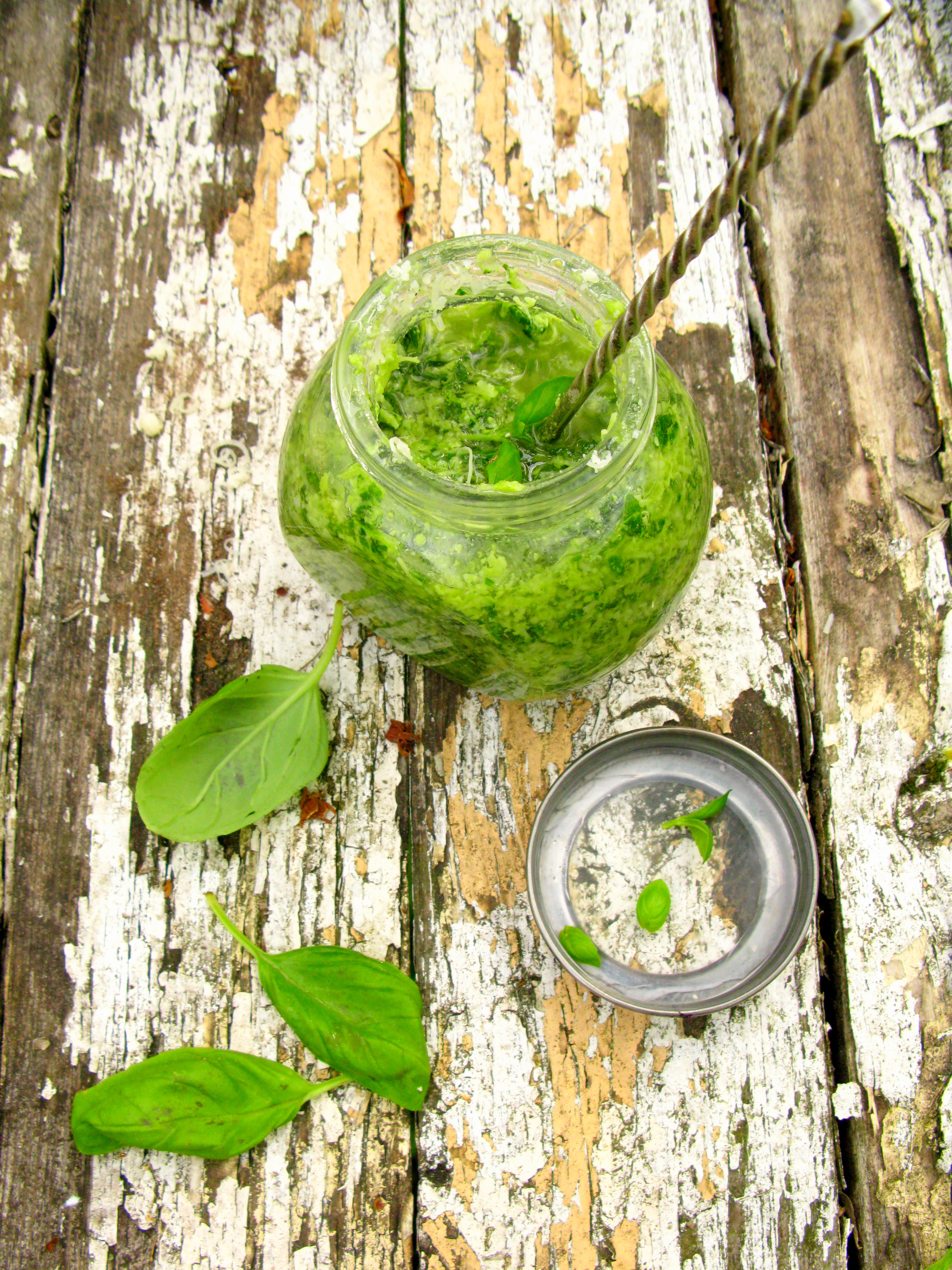 žaibiška vištiena su grietinėlės ir pesto padažu