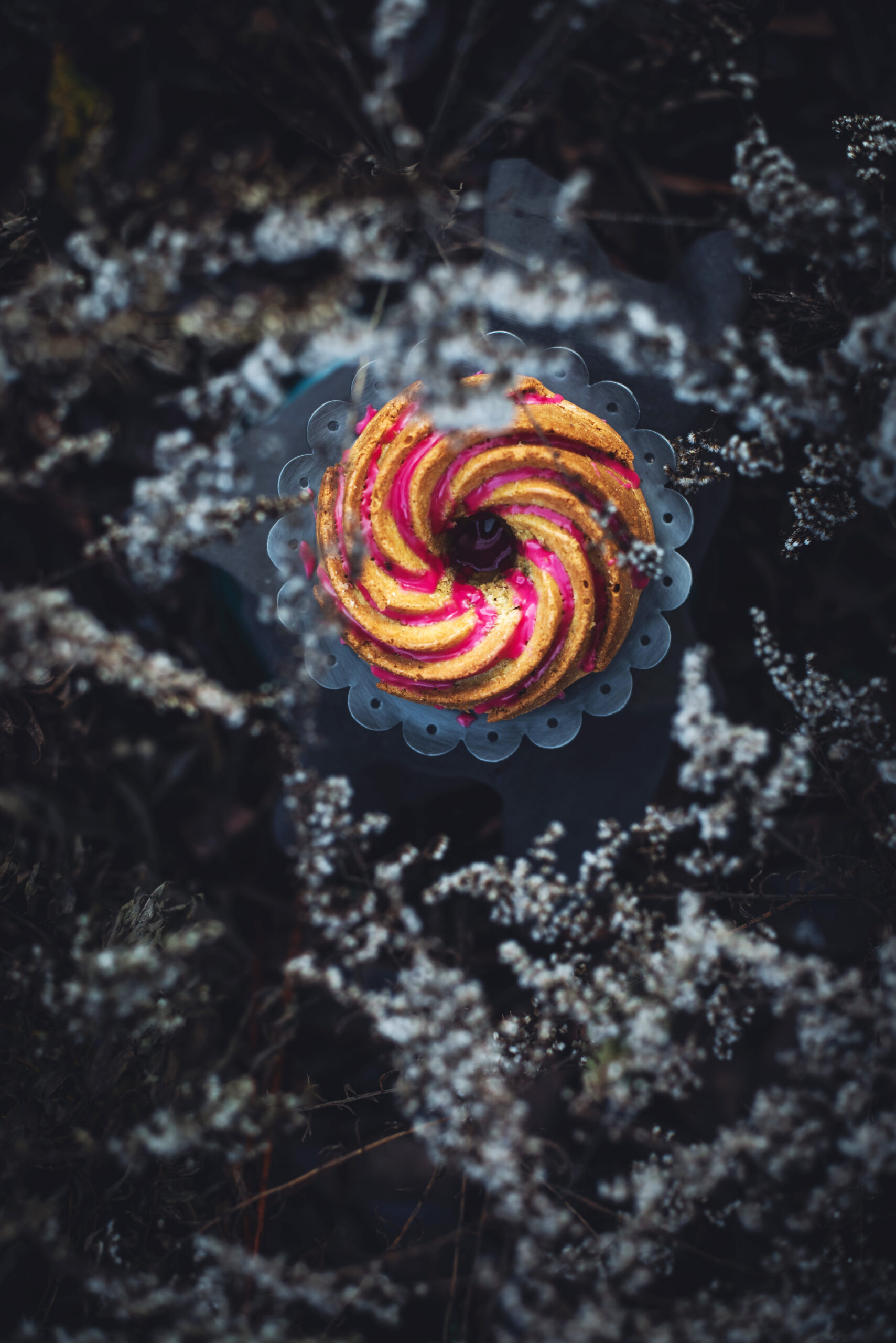 APELSININIS ŠAFRANINIS KEKSAS SU JUODŲJŲ SERBENTŲ GLAJUMI