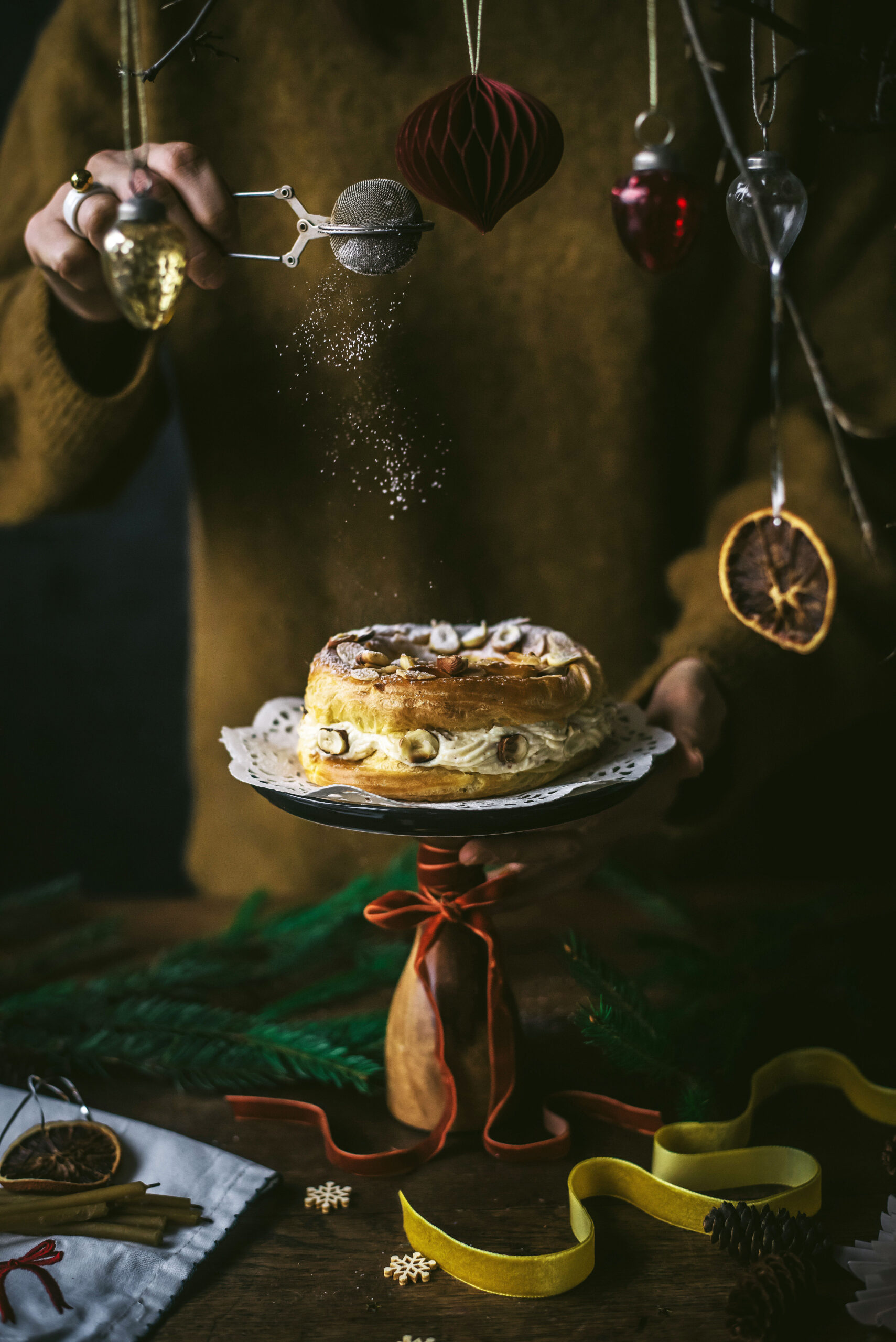 PLIKYTOS TEŠLOS PYRAGAIČIAI SU LAZDYNŲ RIEŠUTAIS IR RIKOTA