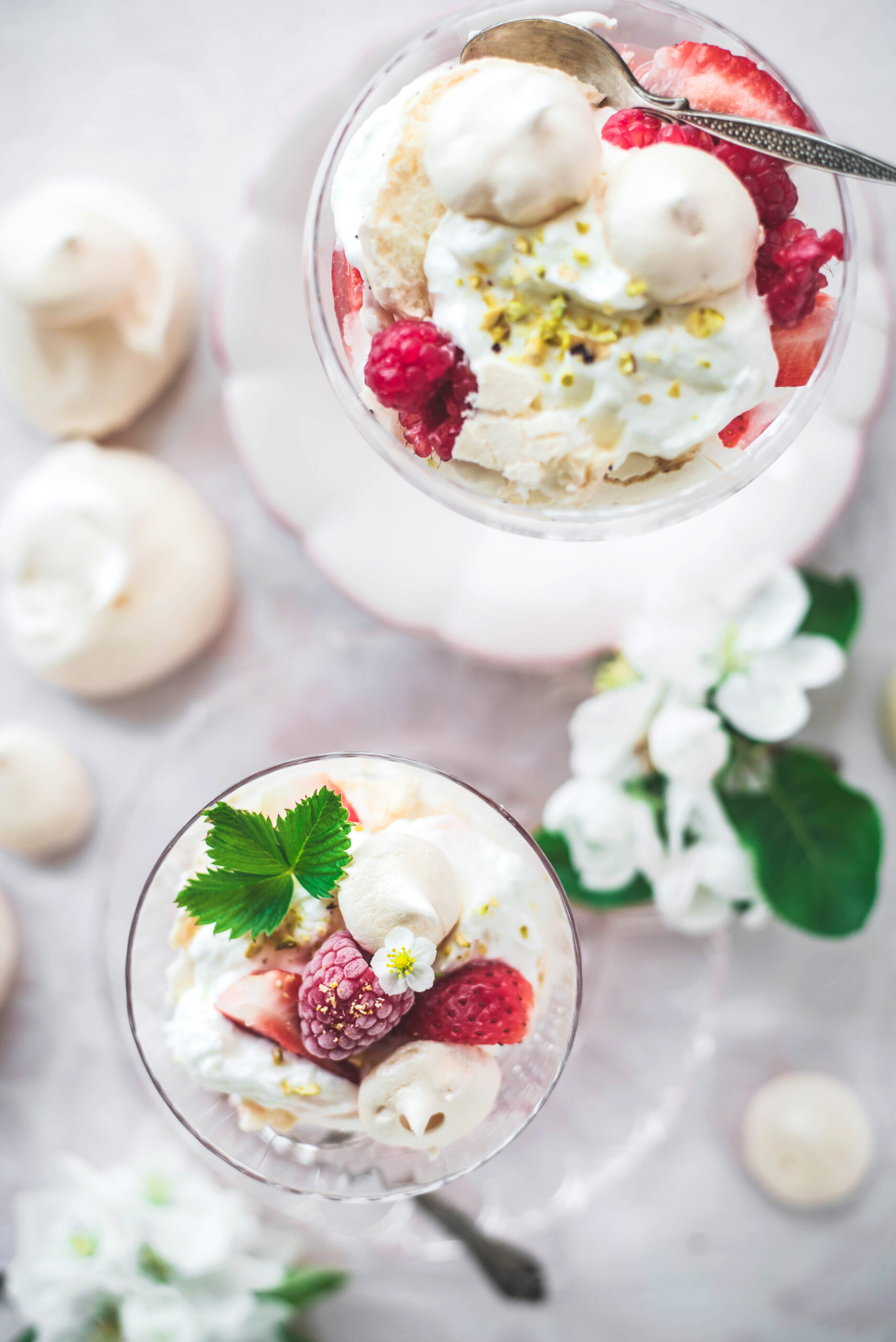 ETON MESS: MORENGŲ DESERTAS SU UOGOMIS IR GRIETINĖLĖS + JOGURTO KREMU